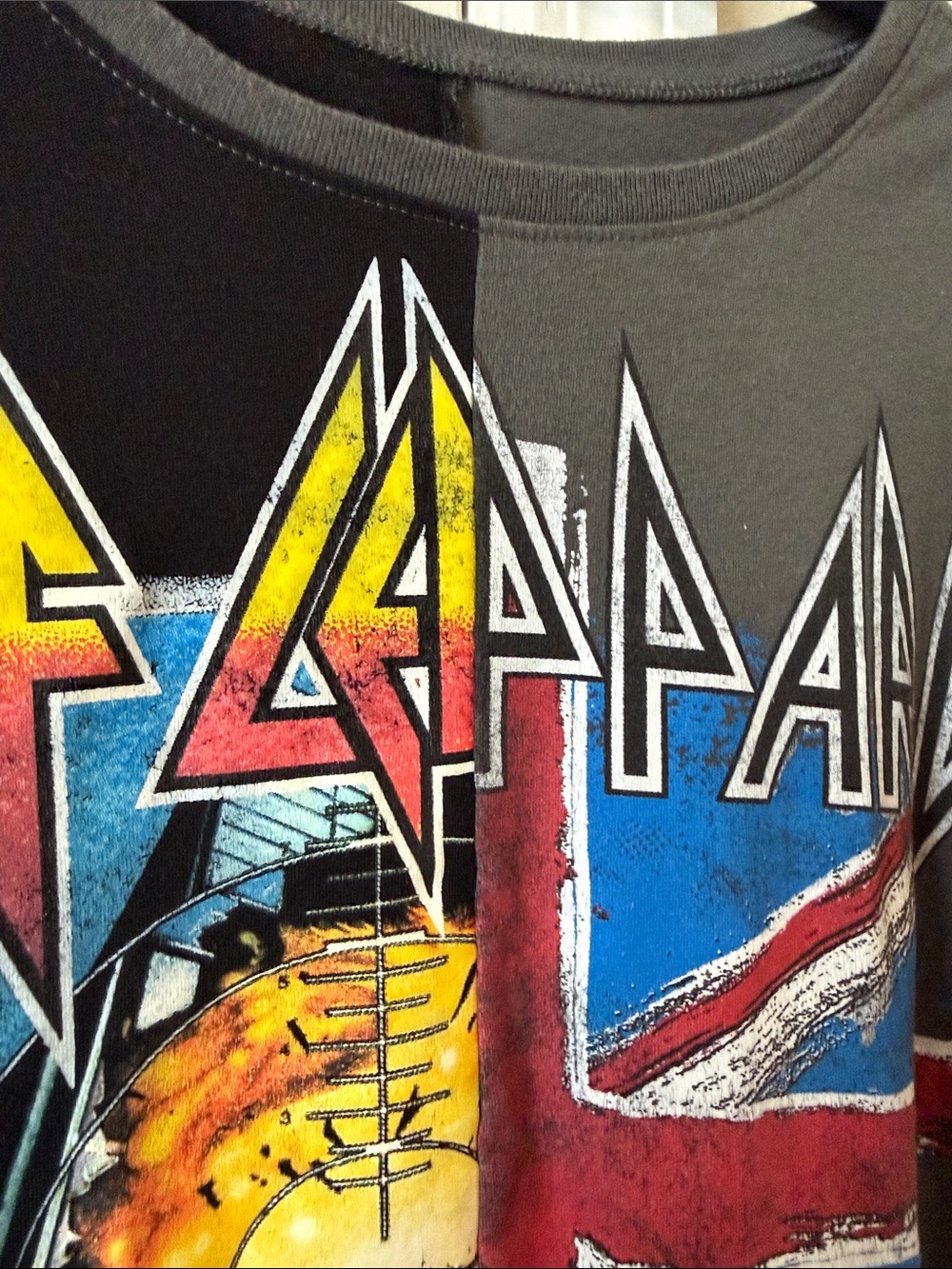 Def Leppard Cropped Split Design Tee - Picture 3 of 5